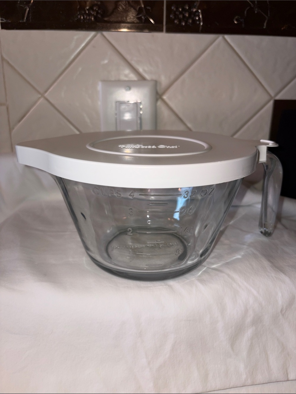 Like new The Pampered Chef Batter Bowl measuring bowl 4 cup or 1 qt